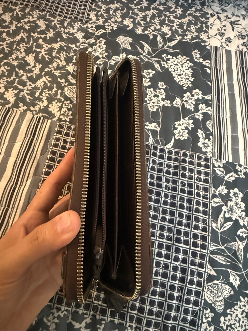 Gucci Brown Zip Wallet with Signature Webbing and Gold Accent - Picture 3 of 10